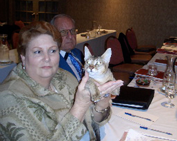 Kay de Vilbiss and Don Williams looking at a Savannah at the seminar.<
